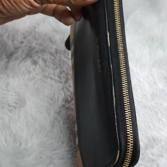 **Authentic**Burberry Haymarket Gladstone wallet  - Good Condition - Picture 3 of 10